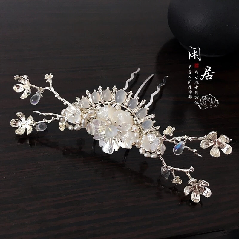 卷耳-《诗经》
采采卷耳，不盈顷筐。嗟我怀人，寘彼周行。(寘 通：置)
陟彼崔嵬，我马虺隤。我姑酌彼金罍，维以不永怀。
陟彼高冈，我马玄黄。我姑酌彼兕觥，维以不永伤。
陟彼砠矣，我马瘏矣，我仆痡矣，云何吁矣。