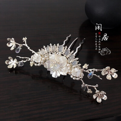 卷耳-《诗经》
采采卷耳，不盈顷筐。嗟我怀人，寘彼周行。(寘 通：置)
陟彼崔嵬，我马虺隤。我姑酌彼金罍，维以不永怀。
陟彼高冈，我马玄黄。我姑酌彼兕觥，维以不永伤。
陟彼砠矣，我马瘏矣，我仆痡矣，云何吁矣。