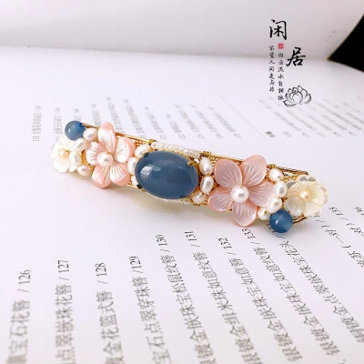 卷耳-《诗经》
采采卷耳，不盈顷筐。嗟我怀人，寘彼周行。(寘 通：置)
陟彼崔嵬，我马虺隤。我姑酌彼金罍，维以不永怀。
陟彼高冈，我马玄黄。我姑酌彼兕觥，维以不永伤。
陟彼砠矣，我马瘏矣，我仆痡矣，云何吁矣。