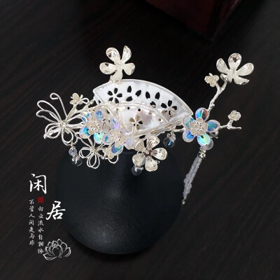 卷耳-《诗经》
采采卷耳，不盈顷筐。嗟我怀人，寘彼周行。(寘 通：置)
陟彼崔嵬，我马虺隤。我姑酌彼金罍，维以不永怀。
陟彼高冈，我马玄黄。我姑酌彼兕觥，维以不永伤。
陟彼砠矣，我马瘏矣，我仆痡矣，云何吁矣。