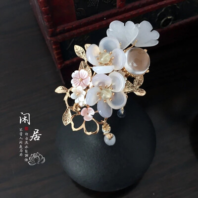卷耳-《诗经》
采采卷耳，不盈顷筐。嗟我怀人，寘彼周行。(寘 通：置)
陟彼崔嵬，我马虺隤。我姑酌彼金罍，维以不永怀。
陟彼高冈，我马玄黄。我姑酌彼兕觥，维以不永伤。
陟彼砠矣，我马瘏矣，我仆痡矣，云何吁矣。