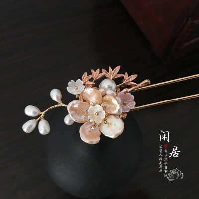 卷耳-《诗经》
采采卷耳，不盈顷筐。嗟我怀人，寘彼周行。(寘 通：置)
陟彼崔嵬，我马虺隤。我姑酌彼金罍，维以不永怀。
陟彼高冈，我马玄黄。我姑酌彼兕觥，维以不永伤。
陟彼砠矣，我马瘏矣，我仆痡矣，云何吁矣。