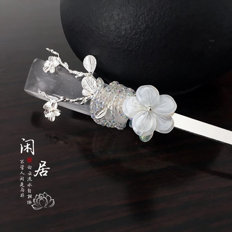 卷耳-《诗经》
采采卷耳，不盈顷筐。嗟我怀人，寘彼周行。(寘 通：置)
陟彼崔嵬，我马虺隤。我姑酌彼金罍，维以不永怀。
陟彼高冈，我马玄黄。我姑酌彼兕觥，维以不永伤。
陟彼砠矣，我马瘏矣，我仆痡矣，云何吁矣。