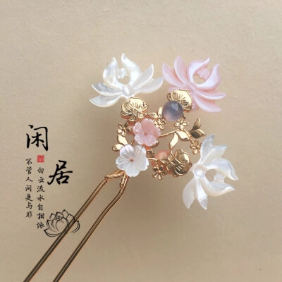 卷耳-《诗经》
采采卷耳，不盈顷筐。嗟我怀人，寘彼周行。(寘 通：置)
陟彼崔嵬，我马虺隤。我姑酌彼金罍，维以不永怀。
陟彼高冈，我马玄黄。我姑酌彼兕觥，维以不永伤。
陟彼砠矣，我马瘏矣，我仆痡矣，云何吁矣。