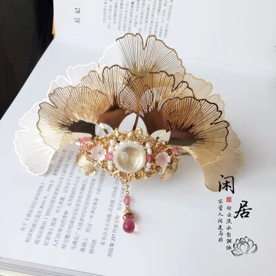 卷耳-《诗经》
采采卷耳，不盈顷筐。嗟我怀人，寘彼周行。(寘 通：置)
陟彼崔嵬，我马虺隤。我姑酌彼金罍，维以不永怀。
陟彼高冈，我马玄黄。我姑酌彼兕觥，维以不永伤。
陟彼砠矣，我马瘏矣，我仆痡矣，云何吁矣。