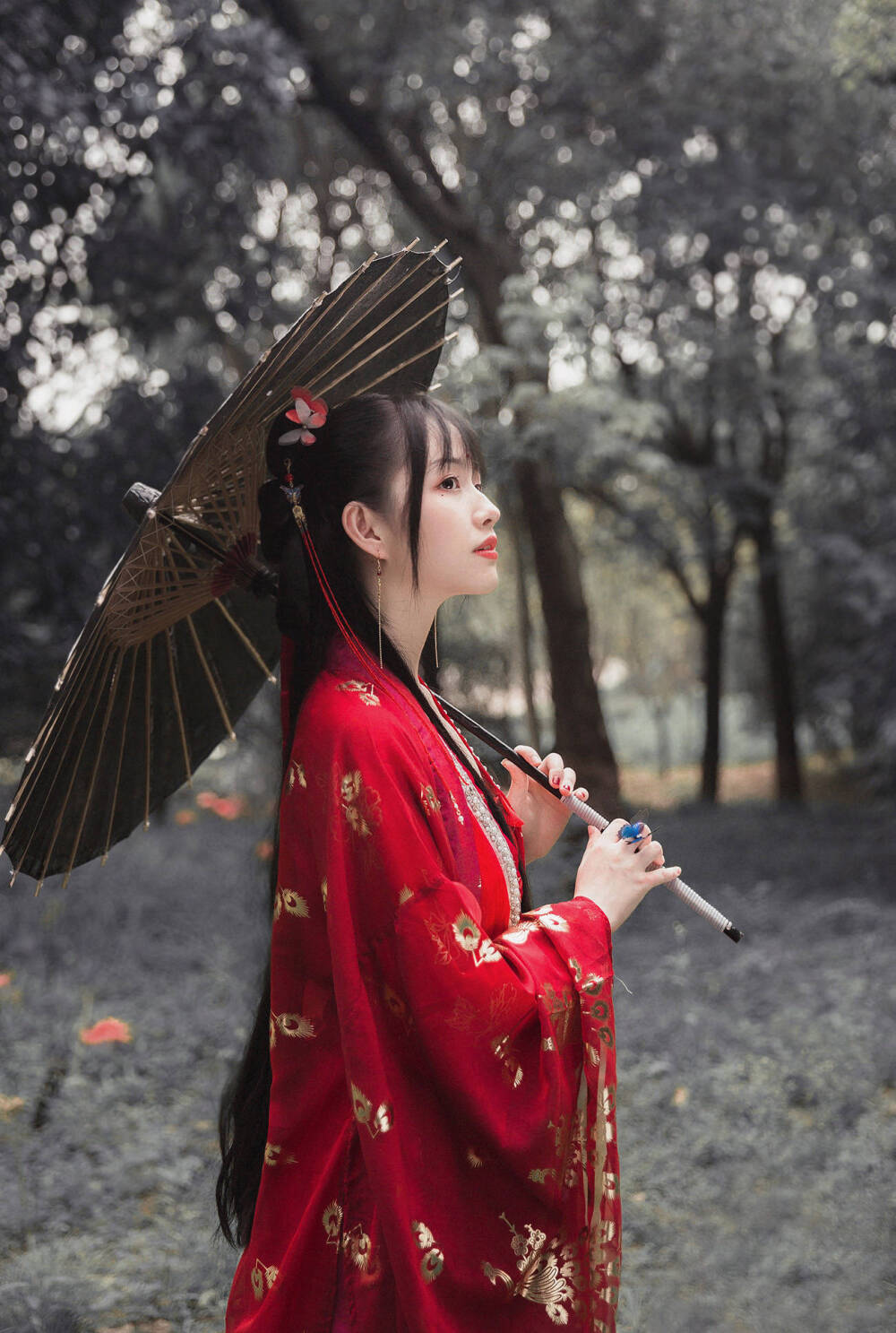 「彼岸花」
花开一千年，花落一千年，总共两千年。
￼汉服摄影 ￼杭州约拍 ￼湖州约拍 #知竹的女人绝不认输#
出镜仙女：@KEIY叔
打板小天使:@_____娴娴
摄影：@雨师阿妾
