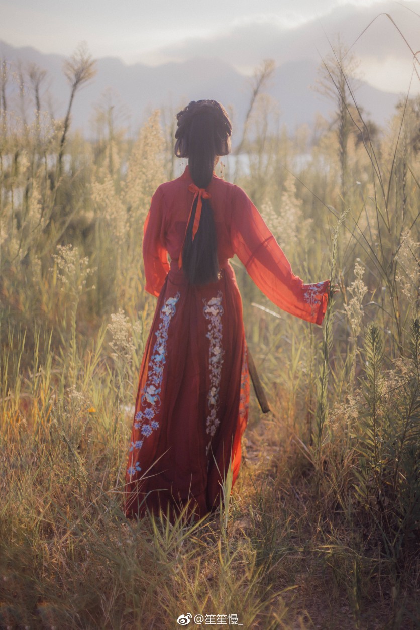 【落花情】
花开，花红，花落
杨花曼舞翩纤姿，泽润娇颜冠群芳
舞转回红袖，清风舞翩纤
幽香蔼空谷，林栖立美人
摄影@笙笙慢_
模特@李曼芳m
文案@注孤生的常寿公公
￼福建约拍 ￼莆田约拍 