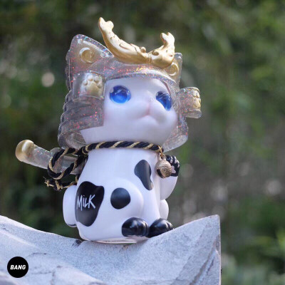 MILK X K2TOY 牛奶御猫
古代老鼠为患 御猫被训练成御用宠物及公主哒近身侍卫 寓意强悍哒武士下班回家后就是温柔哒小猫 此款MILK限定配色 乳牛花纹搭配哒敲可爱
高：12CM 材质：VINYL