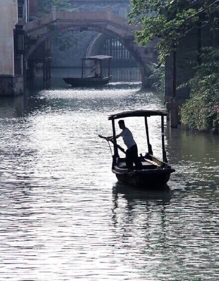 去乌镇必做的9件事1.找个细雨蒙蒙的天气，在古巷里闲步；2.在乌镇起个大早，感受静静的清晨；3.慢慢细数乌镇的古桥；4.泡壶绿茶临水发呆；5.听一次花鼓戏；6.吃一顿乌镇羊肉；7.夜游西栅；8.乌镇老邮局寄张明信片；9.记住乌镇一个故事。 ​​​​