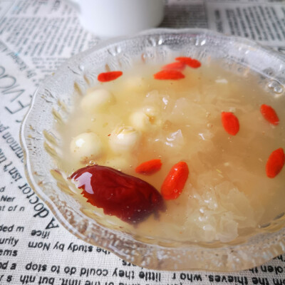 银耳莲子羹