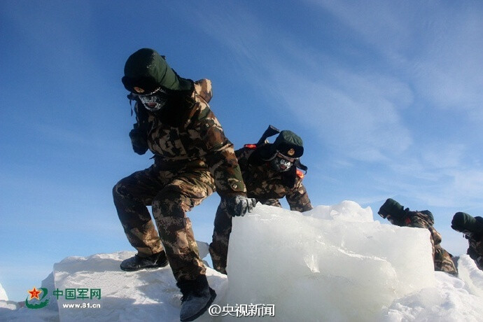 #最冷一周来了#【零下30℃的巡查 你愿为边防官兵点赞吗？】近日，驻守在黑龙江省大兴安岭地区呼玛县的武警边防官兵在零下30℃的极寒天气里，对中俄界江进行徒步巡查，确保边境一线安全稳定。巡查中，战士们的帽子和面罩上都布满了冰霜…网友:心疼！有你们保卫，才有美丽家园！O网页链接 ​​​​