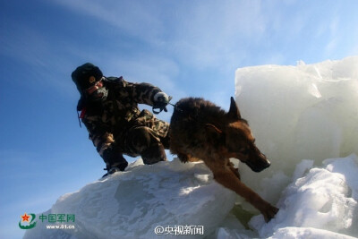 #最冷一周来了#【零下30℃的巡查 你愿为边防官兵点赞吗？】近日，驻守在黑龙江省大兴安岭地区呼玛县的武警边防官兵在零下30℃的极寒天气里，对中俄界江进行徒步巡查，确保边境一线安全稳定。巡查中，战士们的帽子和…