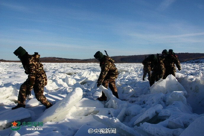 #最冷一周来了#【零下30℃的巡查 你愿为边防官兵点赞吗？】近日，驻守在黑龙江省大兴安岭地区呼玛县的武警边防官兵在零下30℃的极寒天气里，对中俄界江进行徒步巡查，确保边境一线安全稳定。巡查中，战士们的帽子和面罩上都布满了冰霜…网友:心疼！有你们保卫，才有美丽家园！O网页链接 ​​​​