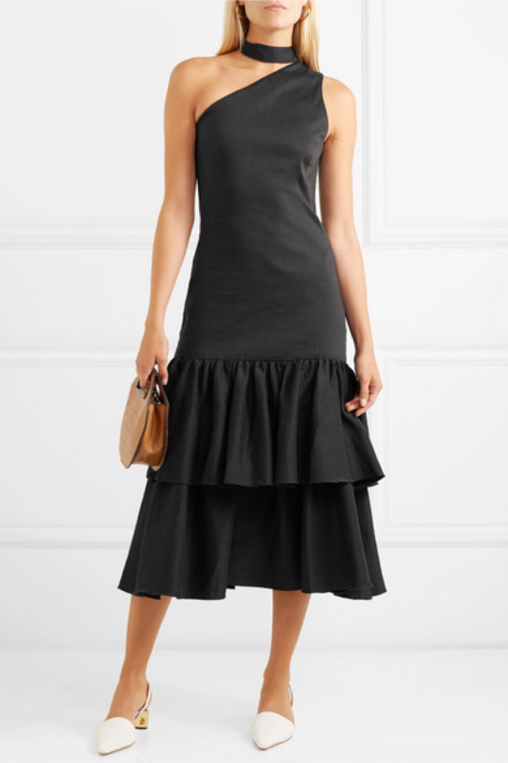 在 REJINA PYO 看来，一件廓形丰盈的单品只需搭配简约配饰即可完成造型——譬如这款 “Lizzie” 连衣裙，用品牌雕塑感的穆勒鞋为其相衬再合适不过。它首次亮相于 2018 秋冬秀场，采用黑色斜纹布制成。分层式裙摆长过膝盖，不对称领口处配有颈部饰带，优雅勾勒出颈下三角区——何不将秀发后拢，令其充分展露。