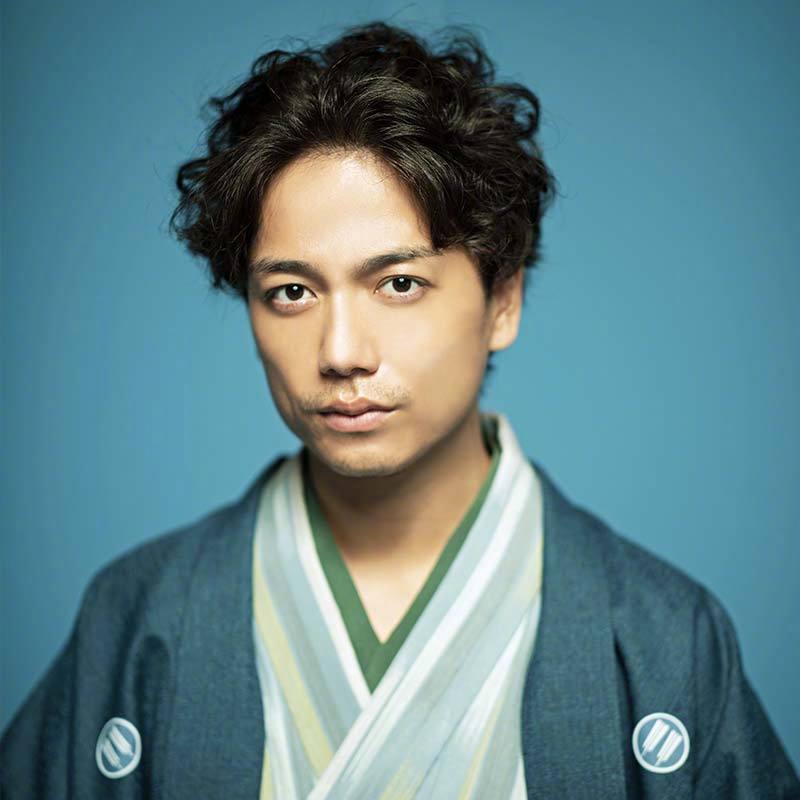 冈田将生主演的『昭和元禄落语心中』真人电视剧定妆照公开卡司八雲：冈田将生与太郎：竜星涼小夏：成海璃子みよ吉：大政絢助六：山崎育三郎主题歌：ゆず「マボロシ」STAFF原作：雲田はるこ「昭和元禄落語心中」脚本：羽原大介音乐：村松崇継演出：タナダユキ、清弘誠、小林達夫落语监修：柳家喬太郎 ​​​​真人电视剧『昭和元禄落语心中』全10回、10月12日开播