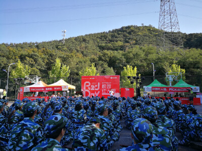 #苏宁会员RedDAY#现场活动不断，军训鬼才现场即兴尬舞，开启军训新姿势。 #开学季flag立#正步走不好，但我会跳舞呀！ 开学季，校园红人这是要火呀！ ​