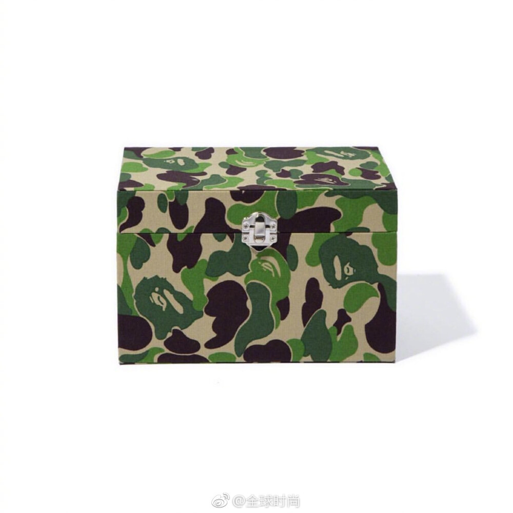 BAPE®与谢霆锋联合推出的中秋月饼，采用品牌标志的安逸猿和迷彩元素，比起传统的广式月饼多了点潮味儿，潮牌做出的月饼你会想吃吗？ ​