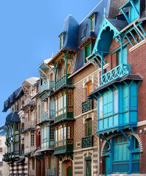 Balconies, Picardie, France
photo via laclosier