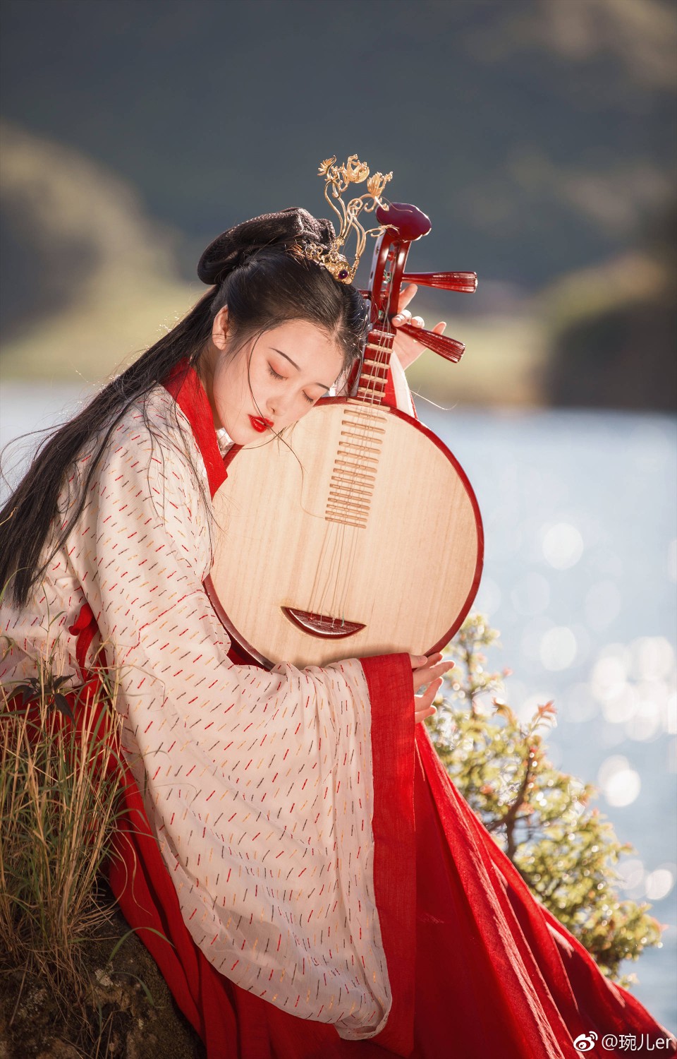 《姽婳》
夕有佳人在水湄，
芙蓉姽婳沐光辉。
流波舞袖倾城扇，
酒入柔肠阮梦回。
摄影：@琬儿er
出镜：@章鱼心er
妆造：@融笙_
服装：@莞尔汉服
文案：@凤飞_初临眼睛翼岬命
