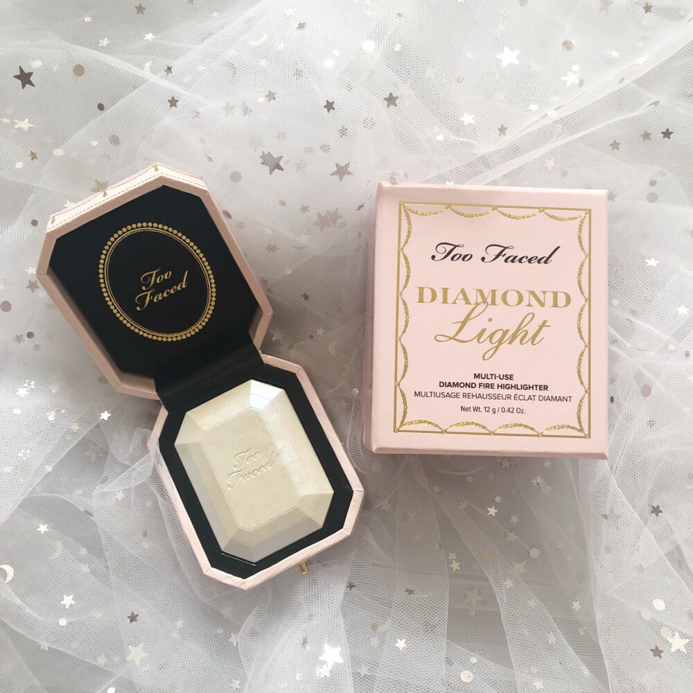 Too Faced Diamond Highlighter新款钻石高光盘
如同将一整块钻石切割装进盒子里 珍珠般的光泽感 彩虹般的偏光 还有钻石般细腻的闪耀粉质 童话里才有的梦幻彩妆 用法也很多样 可以作为高光甚至眼影 在任何场景下都是最抢眼的~ ​​​
戚哥推荐，这块高光的名字叫做十米开外 感觉真的就是钻石磨成了面儿 反射出来的不是水光，不是奶油光 就是妥妥的钻光 别的高光都是让苹果肌嘭嘭的 这块则是要让苹果肌飞起甩对方一脸。