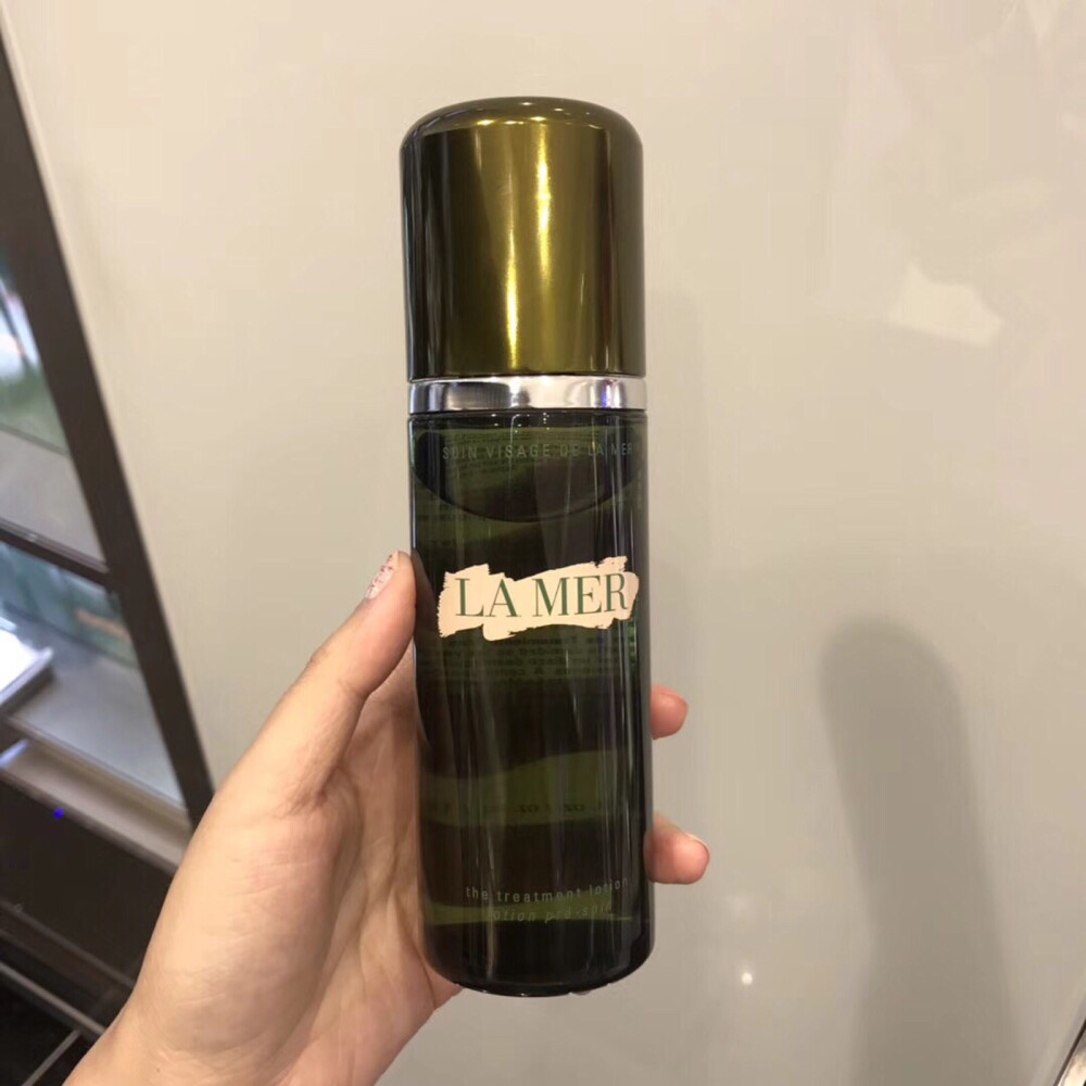 海蓝之谜精粹水150ml，与其乱买一大堆，不如入几件好用的单品LA MER修复精粹液比较粘稠的液体，保湿的过程中还有修复皮肤的功效，是一款高机能精华水。两滴就可以轻轻松松乳化经典面霜。用过的人都赞不绝口我对护肤品是个花心的人，但这个一直没换过，最多的时候家里囤上三瓶才安心。它可以作为你lamer的第一个单品，你一定会爱上它。