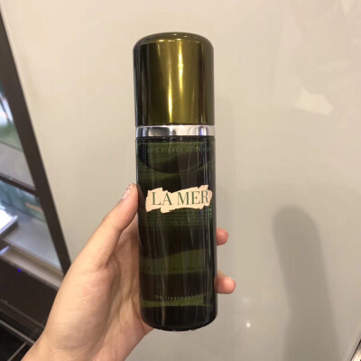 海蓝之谜精粹水150ml，与其乱买一大堆，不如入几件好用的单品LA MER修复精粹液比较粘稠的液体，保湿的过程中还有修复皮肤的功效，是一款高机能精华水。两滴就可以轻轻松松乳化经典面霜。用过的人都赞不绝口我对护肤…