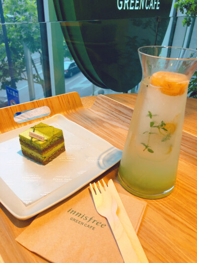 Innisfree Green Cafe 济州蜂蜜气泡冰果汁-青葡萄 济州岛森林蛋糕-绿茶