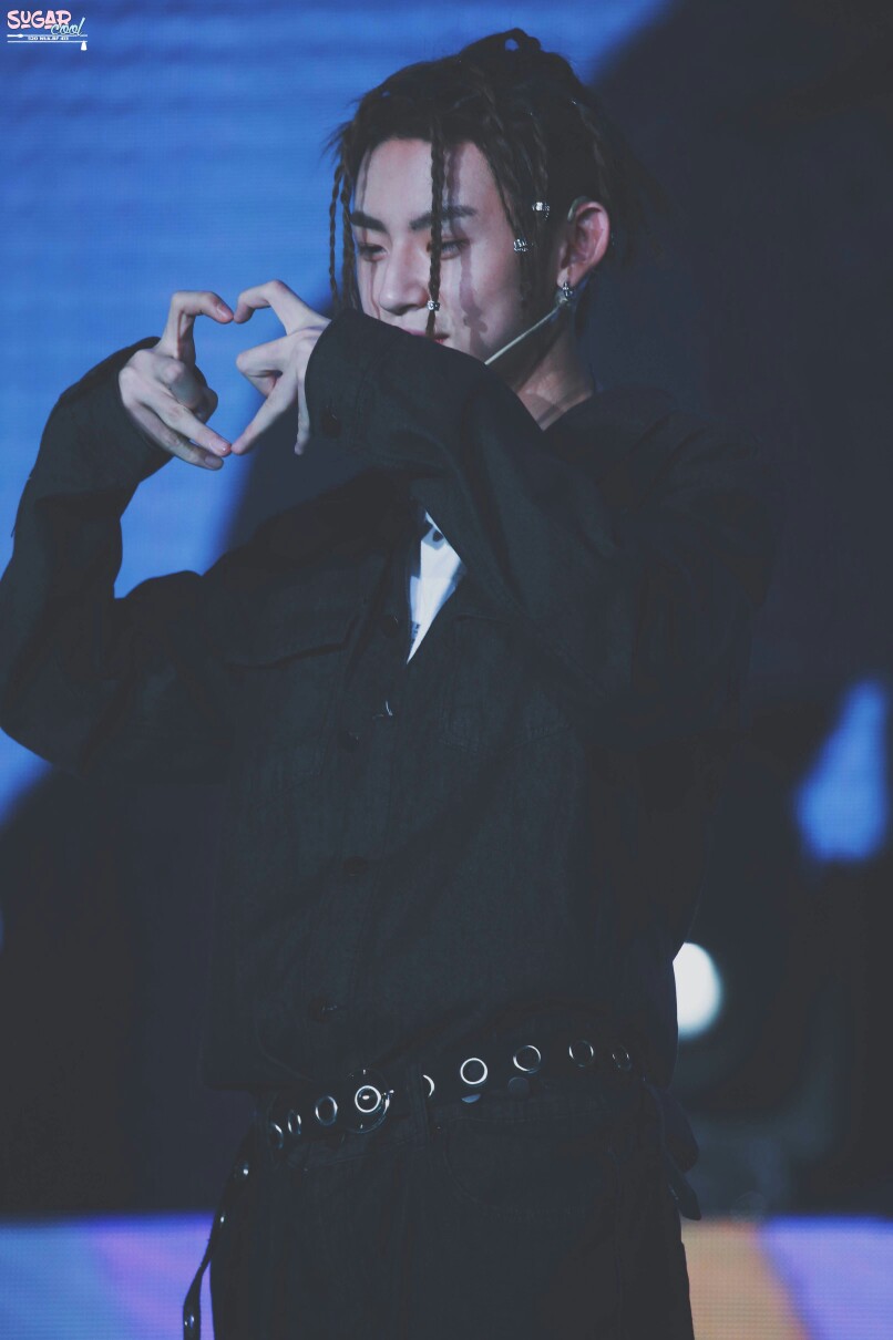 小鬼王琳凯 比心