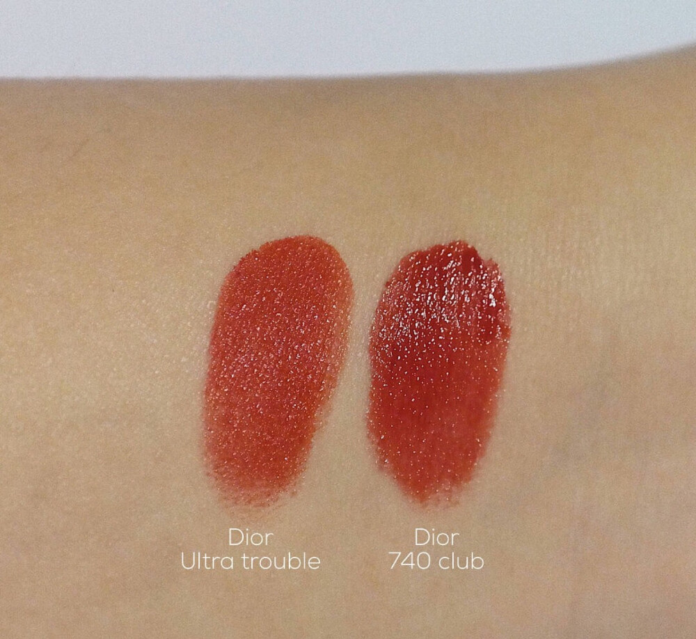 唇膏 | DIOR Rouge Dior Ultra Rouge，迪奥漆光红管限量唇膏，色号436，Ultra Trouble，虽然嘴上对红壳子吐槽不断，但心里还是响起真香警告，这支被冷落的色号颜色和热门唇膏色号740相似不是一点点，都是强势又温柔的微妙砖红色，但是436薄涂颜色会更偏橘，发色比740更浅，服帖妆感看起来就很舒服。