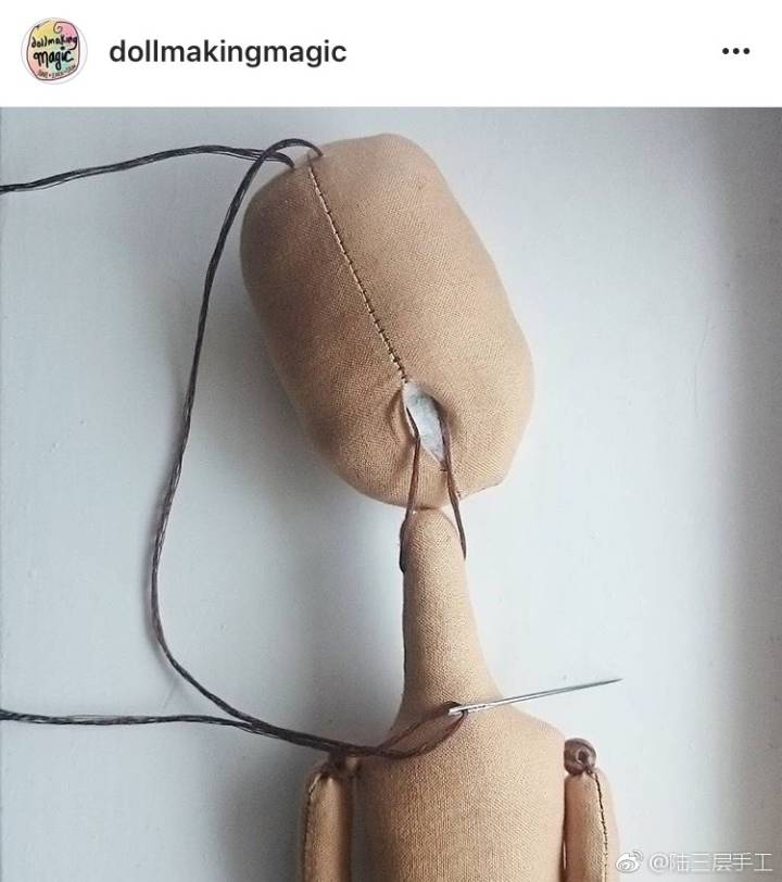制作手工人偶：模特手工布偶头部连接方法，先在脖子上穿线拉进脑袋里，然后用藏针法把脖子和头部连接，最后把拉线抽走。 ​