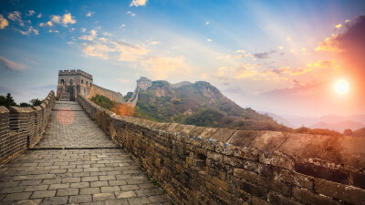 旭日初升，长城古道