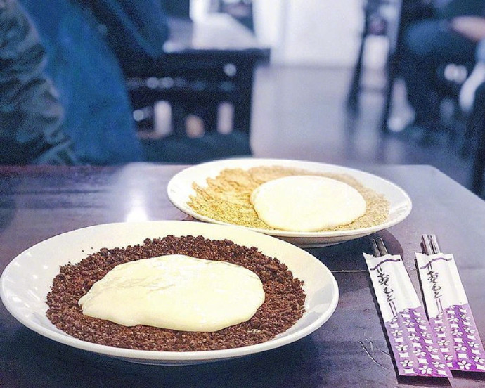 【台湾网红甜点：鲜奶麻糬】不同于糯米做的传统麻糬，鲜奶麻糬完全由纯鲜奶手工制作而成，冰冰凉凉的麻糬，裹上花生、芝麻、抹茶粉、椰子粉…Q弹不粘牙，入口即化满嘴奶香，夏天吃真的太幸福了！淡水有家“麻吉奶奶的鲜奶麻糬”，内湾老街有家“山中传奇”，都是做鲜奶麻糬的好手~（分享来自网络） ​