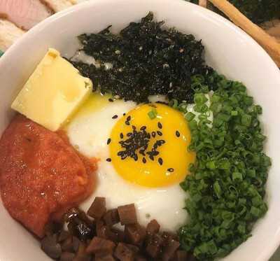 Shop | 首尔新沙洞美食店도산분식岛山粉食
由韩国传统美食加以升级与改造的菜单
最近在首尔也成为了超高人气的美食店
还有人在店遇到了池昌旭哦快去探店吧!
地址：首尔特别市 강남구 도산대로49길 ​