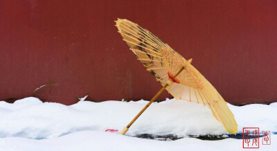 云墨琉璃楼似郁，魂断栈桥伊如雪。
银烛冷屏潇湘雨，兰伞青衣筝残音。