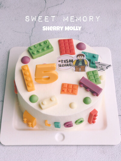 #SHERRY Molly家の下午茶#—『巧克力cake』是麻麻给小朋友订的生日cake喔～乐高真的是小朋友大爱呀看着颜色很跳 也很逼真可爱 做起来确实要一点时间呢希望小朋友喜欢呢～