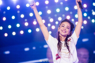 #安室奈美惠退休##安室奈美惠# 昨日在家乡冲绳举办《WE ♥ NAMIE HANABI SHOW 》隐退前最后一场演唱会，今日正式退休！25年的舞台人生，陪伴我们走过青春的女神，希望您未来更好！❤️❤️ ​