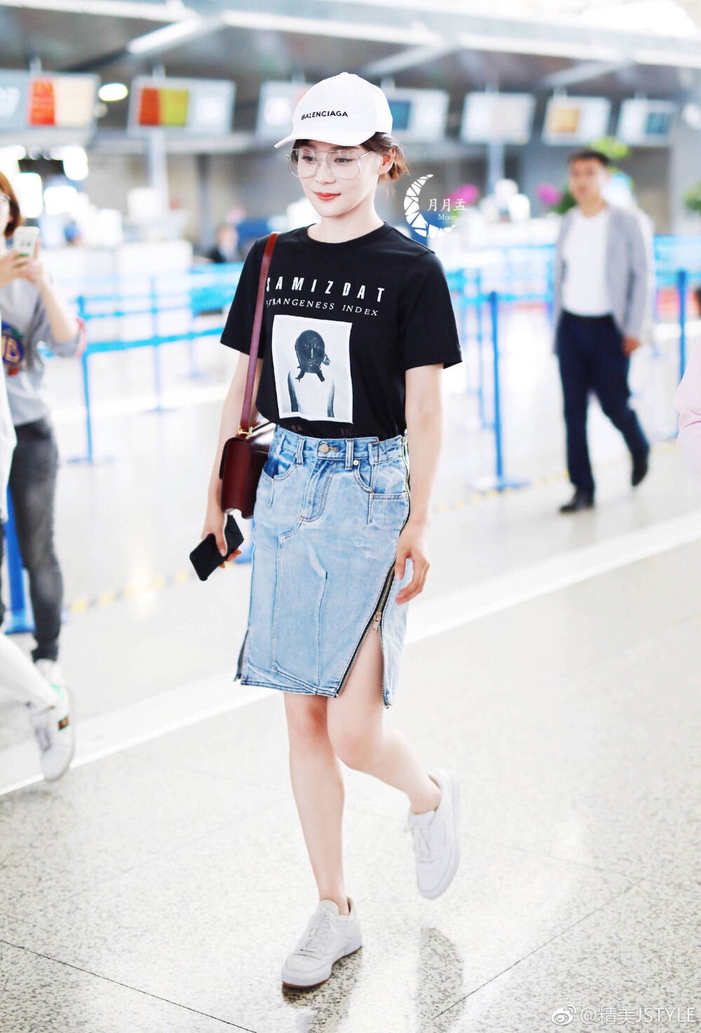 袁姗姗机场look
tee x 牛仔裙
cr. 精美JSTYLE