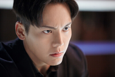 【陈伟霆 William Chan】电视剧橙红年代 刘子光 剧照 800 x 533 px (图源：y.qq.com/m/act/sfhd/173.html)