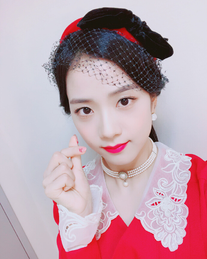 180825 sooyaaa__ 更新
我是谁?
今天 惊人的星期六 死守本放❤️ jisoo rosé