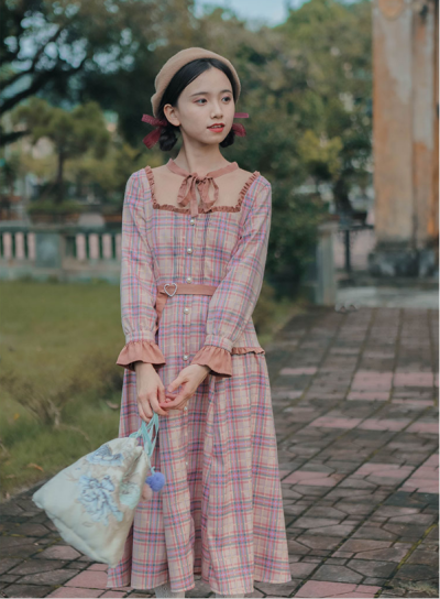 喜欢这样的女子，她可以没有倾国面容，没有满腹诗华，她有的只是全身心浸入日子的勇气。