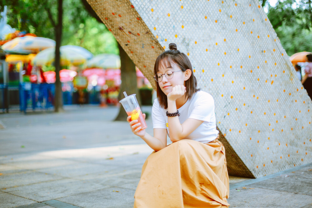 绚烂的小日子
摄影：洪小漩
出镜：楠楠
以往拍照，都是只有我和楠楠碰头。
这是第一次，我带上阿科。
小聚完，阿科一脸不可置信的说：她明明看着比我要小啊。
哈哈，楠楠给阿科留下的印象，是对生活充满热爱的那股子小浪漫劲儿。