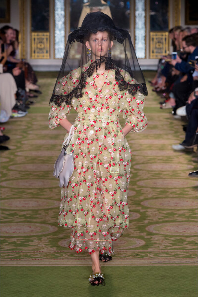 西蒙娜·罗莎 (Simone Rocha)2019伦敦时装周春夏高级成衣发布秀