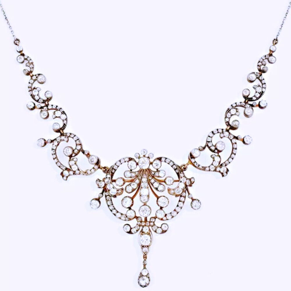 钻石头冠/项链
金、银镶嵌
约1880年
最大直径40.2cm