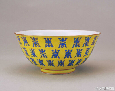 慈禧万寿用瓷是为庆祝慈禧皇太后的生日专门生产的瓷器。在慈禧皇太后当政时期，逢其大寿庆典，除改建、添建宫殿园林建筑之外，御窑厂也要奉命烧制大批万寿用瓷进呈，以示庆祝。这类瓷器的最大特征是黄地饰“寿”字、…