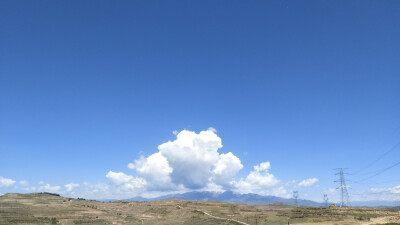 -Le ciel est blanc aujourd'hui.
-Mais les nuages sont noirs. 