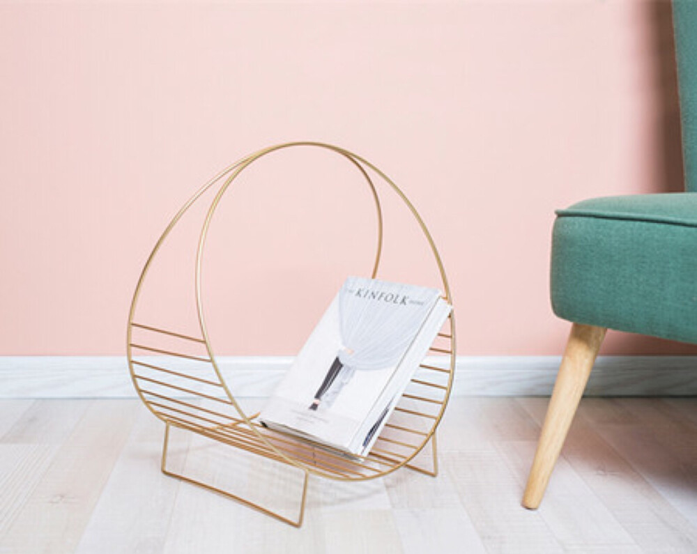 惬意的时光，怎么少得了杂志，你家的杂志都放在哪里呢？
随手就能拿到杂志，传统的报架过时了？No No No, 现在流行复古，所以报架早就回归时尚潮流了哦！或者，在茶几旁，摆放上一个小的收纳篮、收纳架，吃零食、葛优瘫的时候，随手一拿一放都可以。不会弄乱房间，还能作为风景，这样的摆设你们喜欢吗？