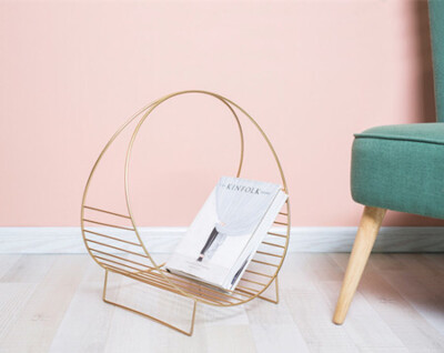 惬意的时光，怎么少得了杂志，你家的杂志都放在哪里呢？
随手就能拿到杂志，传统的报架过时了？No No No, 现在流行复古，所以报架早就回归时尚潮流了哦！或者，在茶几旁，摆放上一个小的收纳篮、收纳架，吃零食、…