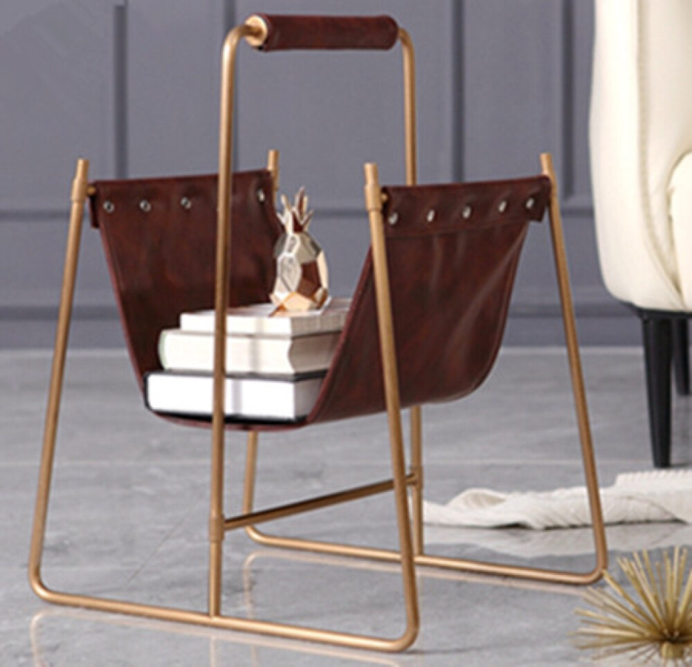 惬意的时光，怎么少得了杂志，你家的杂志都放在哪里呢？
随手就能拿到杂志，传统的报架过时了？No No No, 现在流行复古，所以报架早就回归时尚潮流了哦！或者，在茶几旁，摆放上一个小的收纳篮、收纳架，吃零食、葛优瘫的时候，随手一拿一放都可以。不会弄乱房间，还能作为风景，这样的摆设你们喜欢吗？