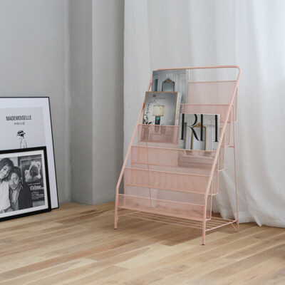 惬意的时光，怎么少得了杂志，你家的杂志都放在哪里呢？
随手就能拿到杂志，传统的报架过时了？No No No, 现在流行复古，所以报架早就回归时尚潮流了哦！或者，在茶几旁，摆放上一个小的收纳篮、收纳架，吃零食、…