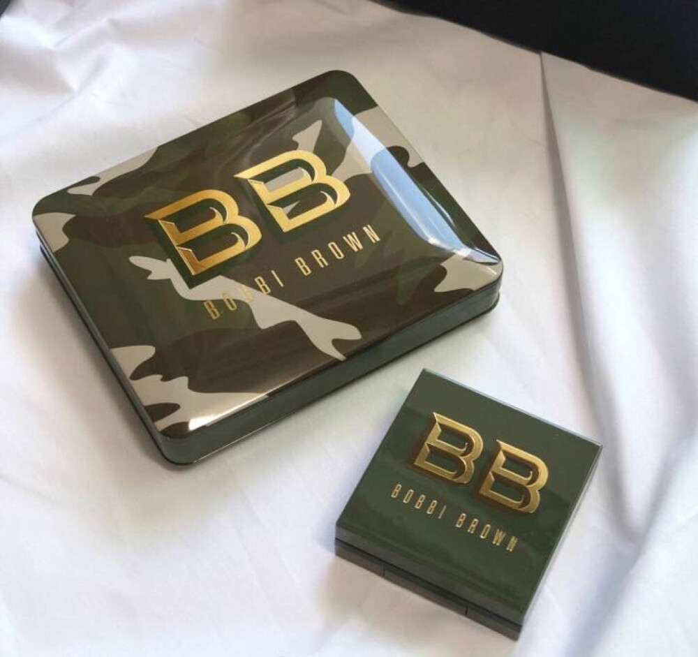 眼影｜Bobbi Brown Camo Luxe Collection 芭比布朗全新推出Camo迷彩奢金系列眼影组合，极具质感的迷彩包装，内部眼影配色也以烟灰冷色调为主，渐变金色珠光颗粒细腻，上眼超级精致，单颗眼影内部纹饰也是渐变珠光色，Camo系列简直太酷了吧 ！